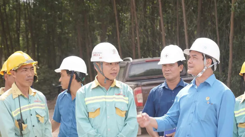 Chủ tịch Tổng Liên đoàn Lao động Việt Nam động viên công nhân quyết tâm hoàn thành dự án 500kV mạch 3