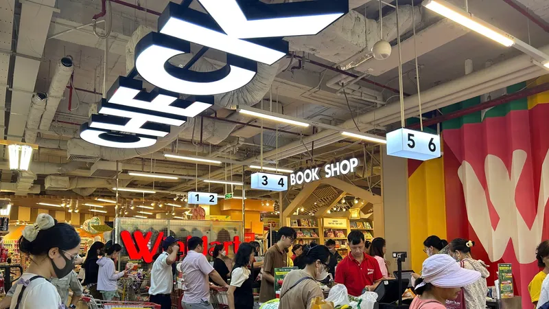 Khách đi mua vét hàng chật cứng tại chuỗi siêu thị WinMart sáng 6-9 vì lo mưa bão