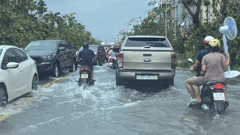 TP Hải Phòng: Đường ngập như sông, mất điện diện rộng