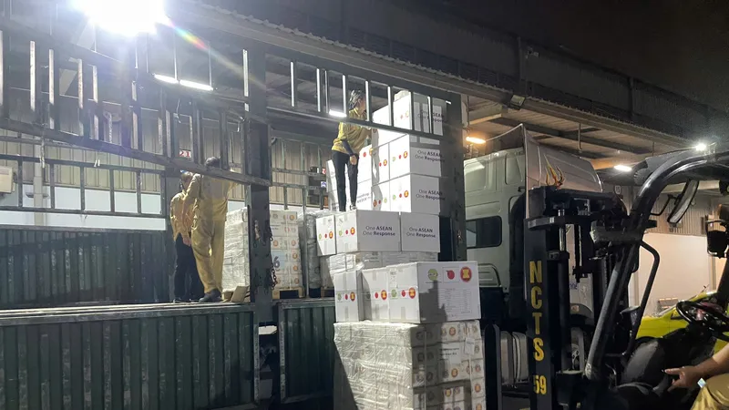 Hai chuyến hàng cứu trợ quốc tế được trao cho người dân tỉnh Lào Cai 