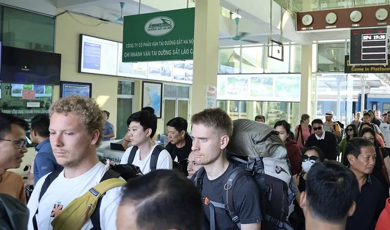 Chuyến tàu đầu tiên đưa khách du lịch trở lại Lào Cai sau những ngày bão lũ