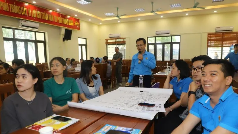 Cán bộ công đoàn cơ sở trong các khu công nghiệp ở tỉnh Hưng Yên được tập huấn kỹ năng thương lượng và ký kết các thỏa ước lao động tập thể. Ảnh minh họa
