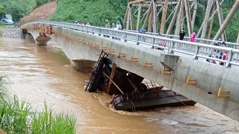 Tàu mắc kẹt dưới cầu Tô Mậu vẫn đang vô chủ