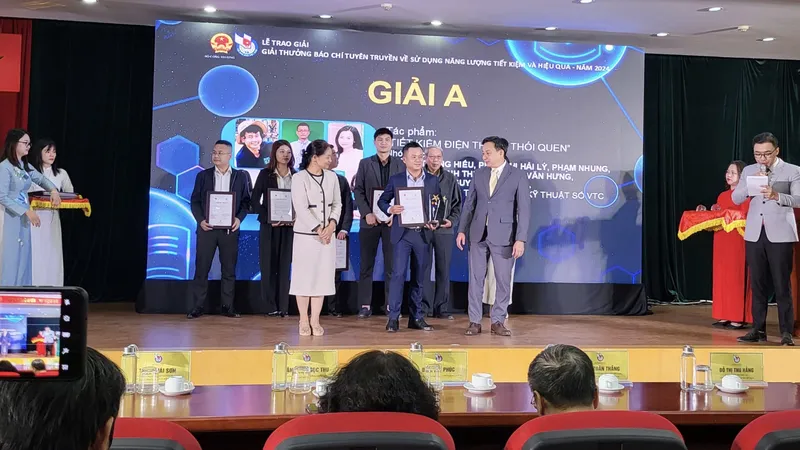 Trao giải báo chí về tiết kiệm điện năm 2024