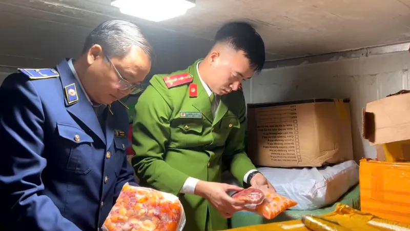 Ngăn chặn hơn 12 tấn nội tạng động vật bốc mùi hôi thối