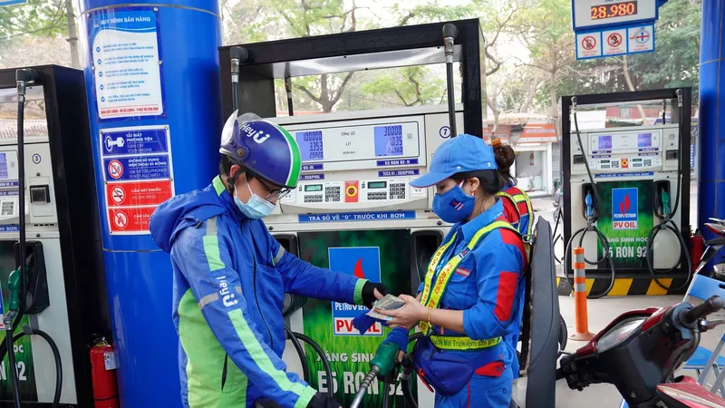 Chiều nay 20-2, giá xăng tăng mạnh