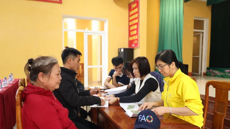 Phát tiền mặt cho các hộ dân ở tỉnh Yên Bái khắc phục thiên tai
