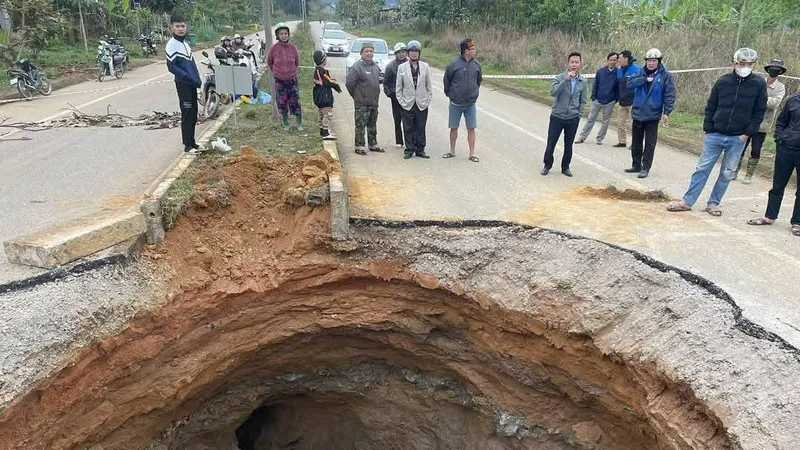 "Hố tử thần" trên Quốc lộ 3B tiếp tục mở rộng, chưa thể khắc phục
