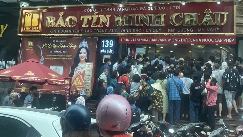 Nhiều tiệm vàng ở Hà Nội hết hàng, bán “giấy hẹn”