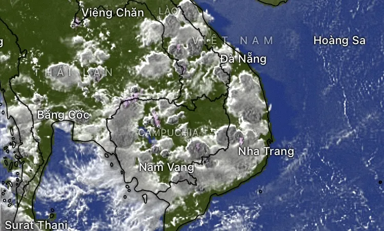 Ảnh vệ tinh lúc 17 giờ 30 phút tại khu vực Nam bộ và Nam Trung bộ, Tây Nguyên với các ổ mây dông dày đặc. Nguồn: WINDY