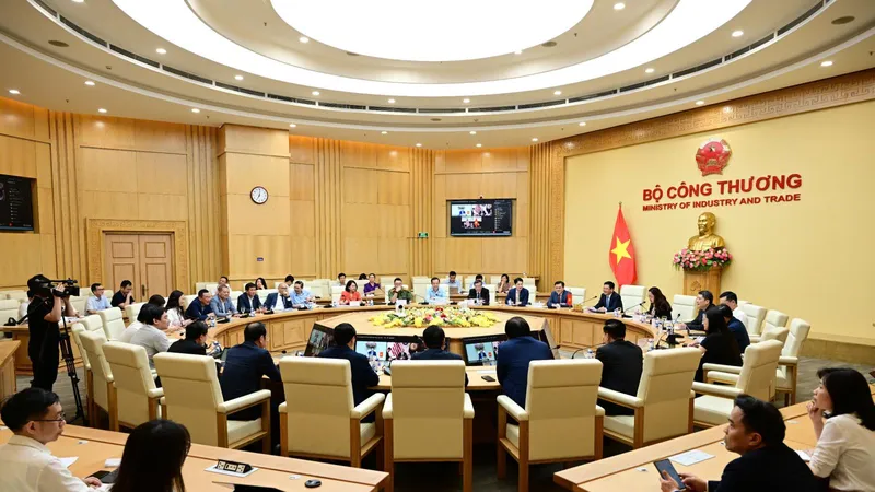 Quang cảnh cuộc điện đàm từ trụ sở Bộ Công thương Việt Nam tại Hà Nội tối 23-4