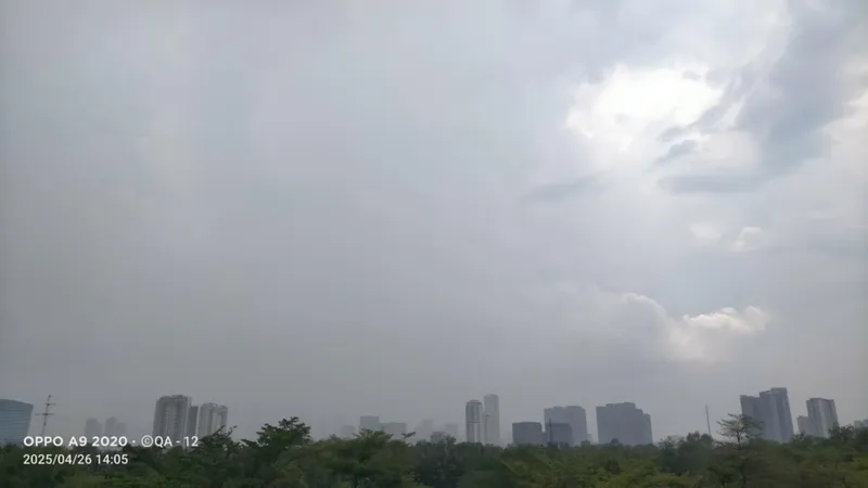 Cơn dông thường xuất hiện ở TPHCM vào buổi chiều những ngày gần đây. Ảnh: QUỐC ANH