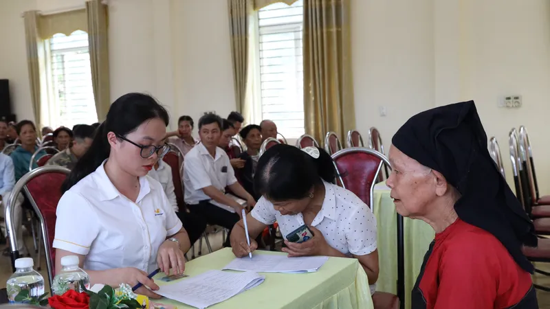Bàn giao nhà và hỗ trợ tiền cho người dân Yên Bái bị ảnh hưởng bởi siêu bão Yagi 