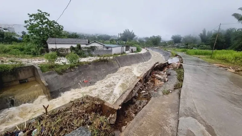 Đường sá bị hỏng do trận mưa từ đêm 14 đến ngày 15-5 ở tỉnh Lai Châu