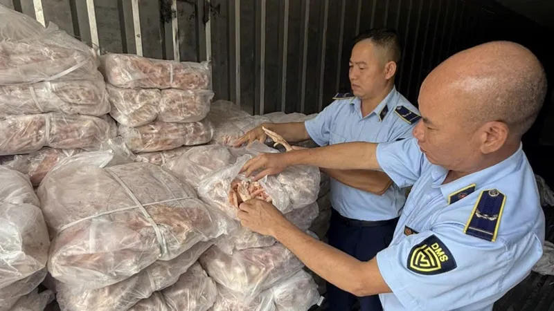 Thu giữ hơn 1,5 tấn chân gà đông lạnh tại Lào Cai