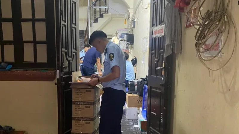 Đột kích 4 cửa hàng mỹ phẩm ở Hà Nội, phát hiện khoảng 3.500 sản phẩm lậu