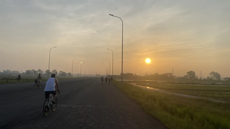 Hà Nội trưa nay 15-6 lên tới 35 độ C. Từ 5 giờ đã có nắng chói chang. Ảnh: PHÚC HẬU