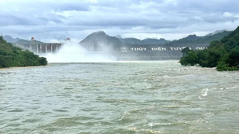 Thượng nguồn mưa lớn, hồ thủy điện Tuyên Quang mở 1 cửa xả đáy 