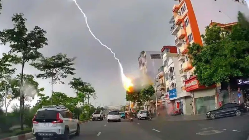 Hà Nội mưa to, sét nổ liên hồi, 1 phụ nữ tử vong