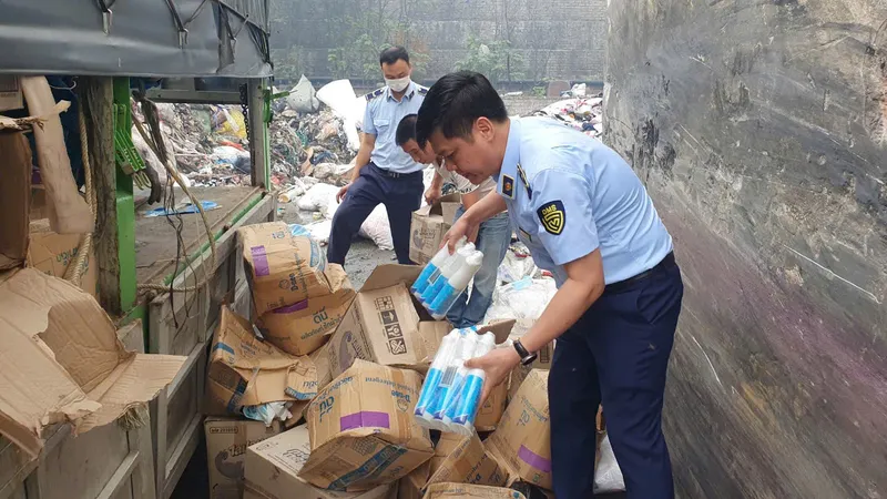 Sản xuất nước tẩy rửa giả, một doanh nghiệp bị khởi tố