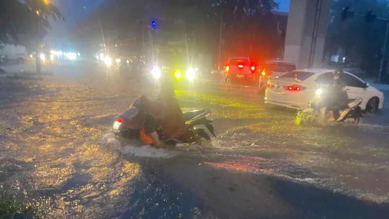 Mưa như trút ở Yên Nghĩa (Hà Nội)