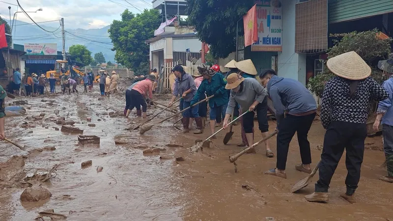 Người dân ở xã Sông Mã (tỉnh Sơn La) tập trung dọn dẹp sau khi lũ rút, ngày 2-8
