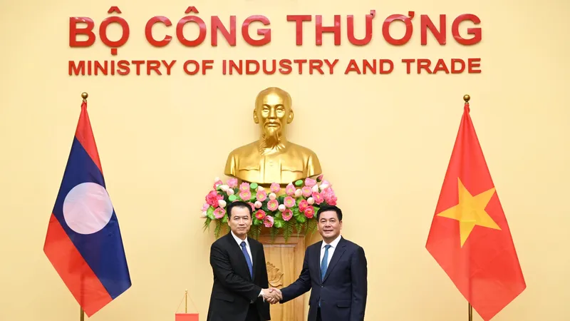 Bộ trưởng Bộ Công thương Việt Nam Nguyễn Hồng Diên (phải) gặp gỡ Bộ trưởng Bộ Công thương Lào Malaithong Kommasith tại Hà Nội ngày 4-8