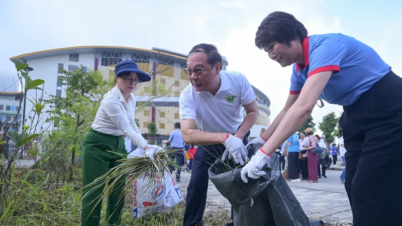 Phát động phong trào nhặt rác, bảo vệ môi trường
