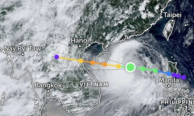 Ảnh vệ tinh chụp tâm bão lúc 15 giờ 40 phút. Nguồn: Zoom Earth