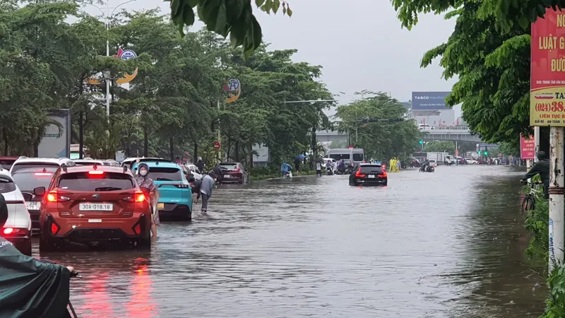 Hà Nội vẫn mưa, nước sông Đáy lên ngập cầu dân sinh