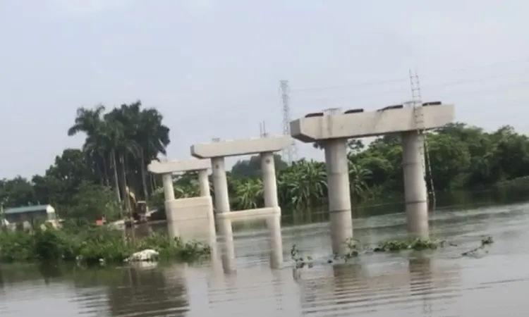 Phía Tây Hà Nội: Nước tràn bờ bao, nhiều tuyến đê gặp sự cố