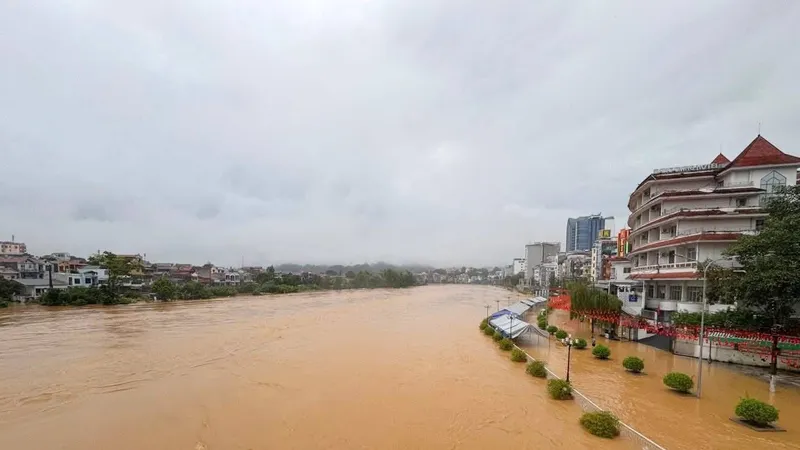 Mưa lớn bao phủ Hà Nội và miền Bắc