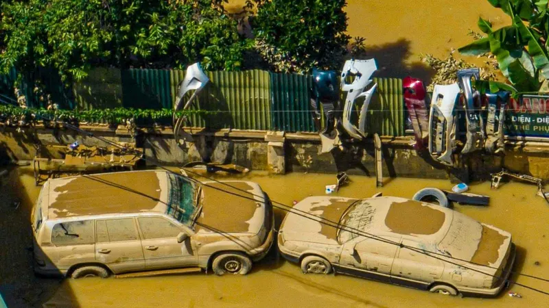 Lũ rút ở miền Bắc: Hiện trường tan hoang, xe cộ nhuộm bùn đất