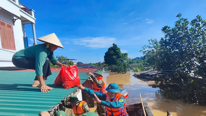 Lực lượng cứu hộ chia các mũi vận chuyển thực phẩm tới từng nhà bị cô lập ở xã Tiên Lục (tỉnh Bắc Ninh) 