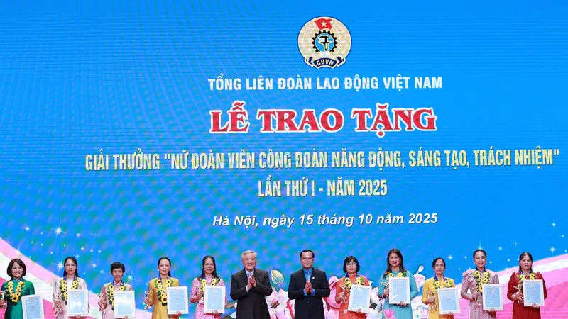 Giải thưởng tôn vinh phụ nữ công đoàn trong thời đại mới