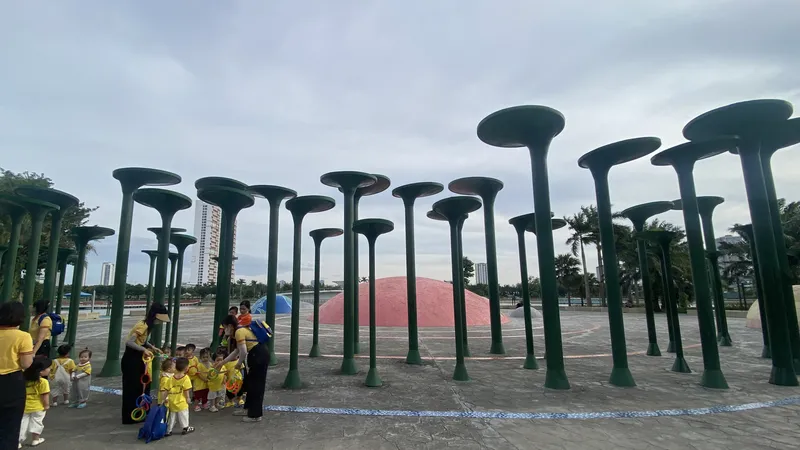 Miền Bắc hanh khô, miền Nam mưa dông 