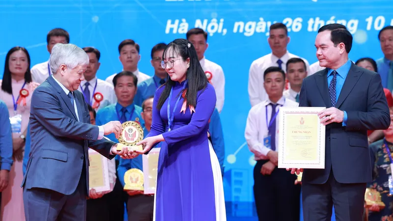 Đẩy mạnh thi đua yêu nước trong công nhân, viên chức, người lao động