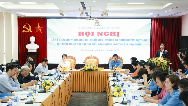 Công nhân và công đoàn đóng góp ý kiến vào dự thảo văn kiện Đại hội XIV của Đảng