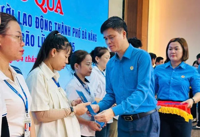 Công đoàn kịp thời chia sẻ và hỗ trợ người lao động bị thiệt hại do mưa lũ