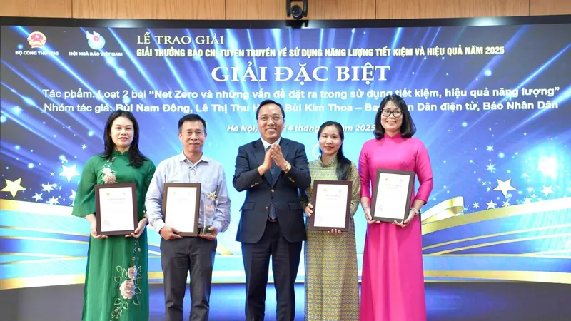 Lãnh đạo Bộ Công thương trao giải đặc biệt cho các tác giả