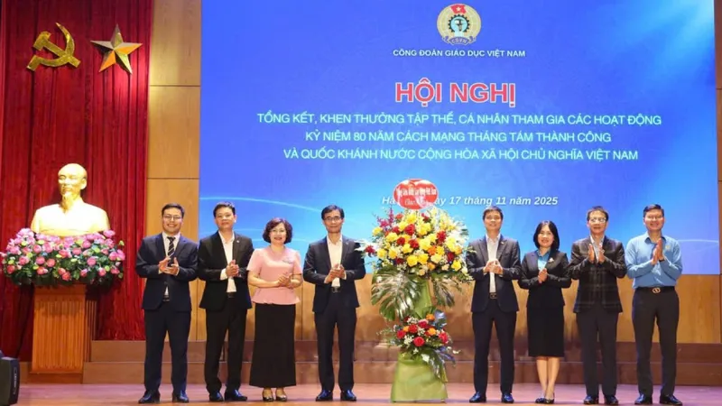 Phó Chủ tịch Tổng Liên đoàn Lao động Việt Nam Ngọ Duy Hiểu tặng hoa chúc mừng hội nghị