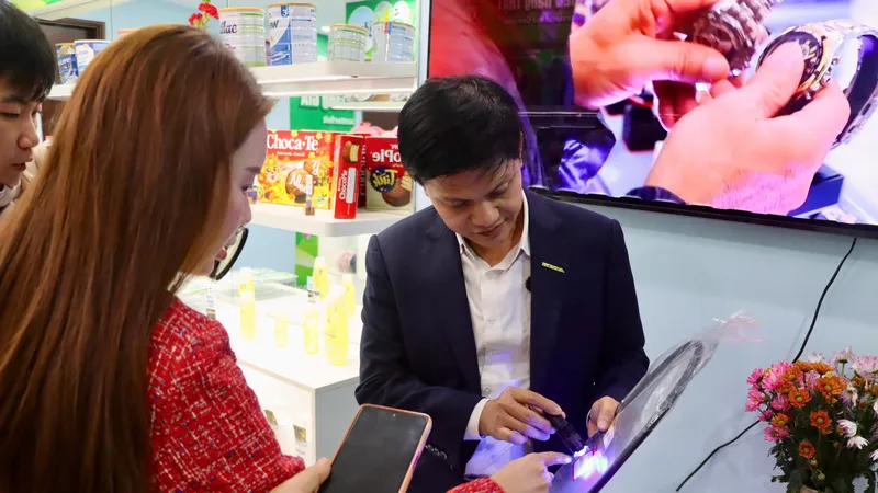 Tham quan phòng trưng bày, học cách phân biệt hàng thật - hàng giả