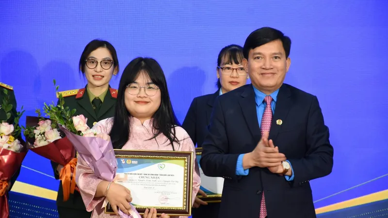 Trao giải Cuộc thi viết “Vòng tay Công đoàn” lần V