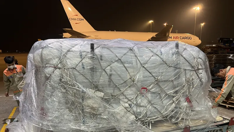 Lô hàng viện trợ của EU đến Hà Nội, chuẩn bị vận chuyển vào Đắk Lắk