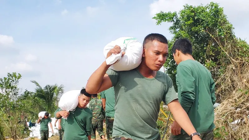 Sau mưa lũ, người dân miền Trung khẩn trương ứng phó bão số 15