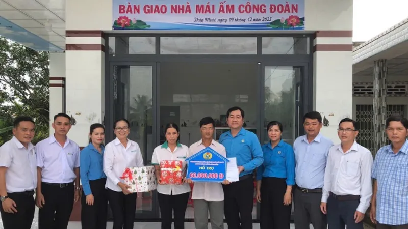 Tiếp tục trao tặng các “Mái ấm Công đoàn”
