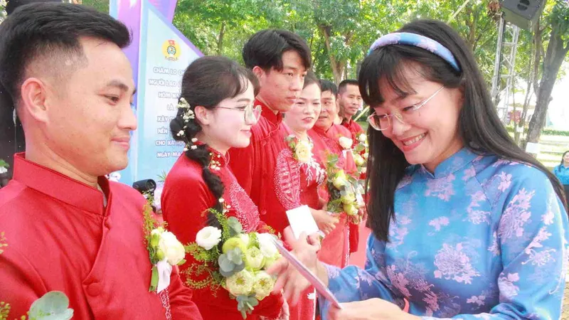 Công đoàn tổ chức lễ cưới tập thể cho 12 cặp công nhân ở tỉnh Đồng Nai