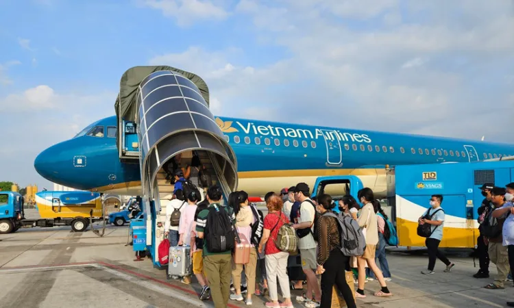 Công nhân, người lao động khó khăn được đi máy bay về quê đón tết