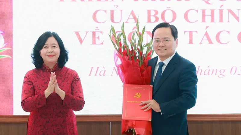 Đồng chí Bùi Thị Minh Hoài trao quyết định và tặng hoa đồng chí Nguyễn Anh Tuấn, sáng 2-3. Ảnh: HẢI NGUYỄN