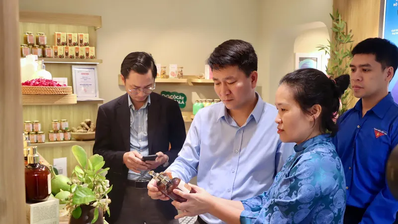 Đoàn viên thanh niên tham gia không gian trưng bày tại Hà Nội sáng 20-3